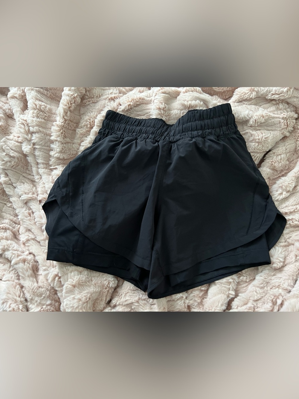 EUC lululemon track that 2 in 1 short size 6 black